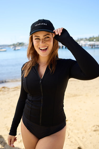 Woman in the Fearless au Fearless Cap cap in Black, featuring curved brim