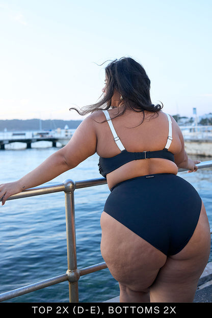 Outdoor lifestyle shot of Fearless au Icon Bikini Bottom bikini bottom in Black