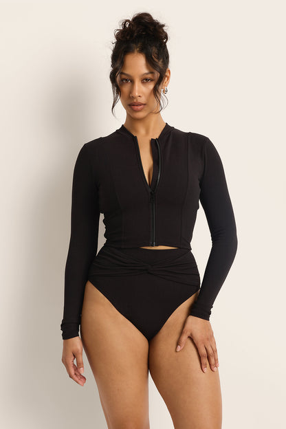 Model wearing the Fearless au Cropped Rashie in Black - cropped rashguard with long-sleeve